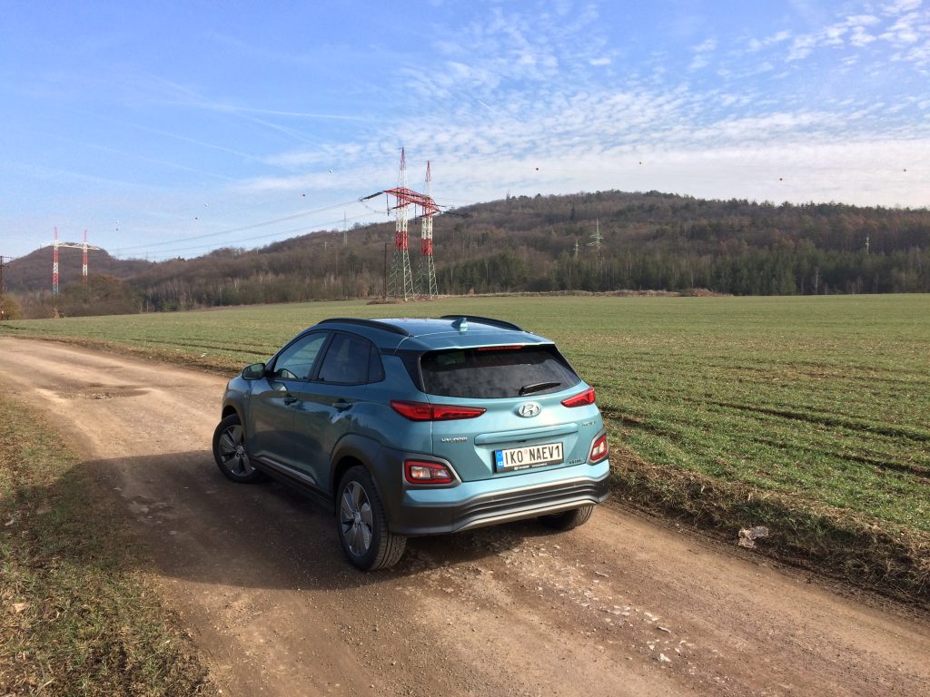 Elektromobil Hyundai - Kona zazadu na nezpevněné cestě