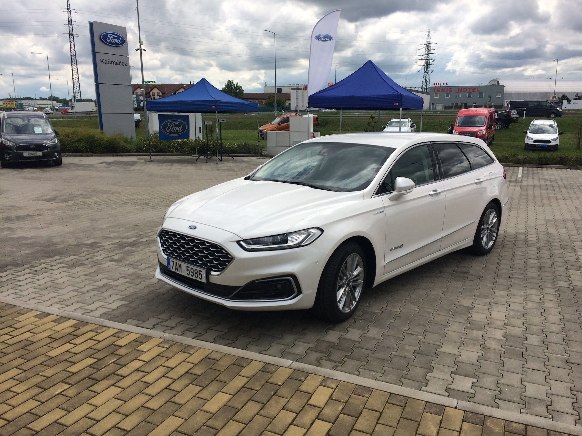 Ford Mondeo Hybrid - zepředu