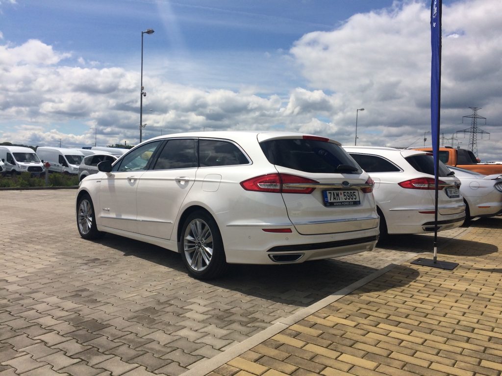 Ford Mondeo Hybrid - zezadu