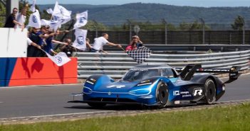 Volkswagen ID.R vytvořil rekord mezi elektromobily na Nürburgringu Volkswagen ID.R na trati severní smyčky okruhu Nürburgring