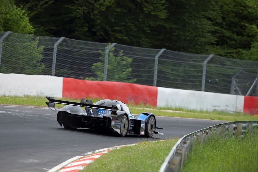 Volkswagen ID.R na okruhu Nürburgring - zezadu