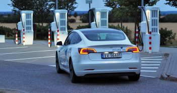 Nor a dva Češi se pokouší o světový rekord s elektromobilem, můžete je sledovat on-line 24 hodin rekord Tesla model 3 Long Range