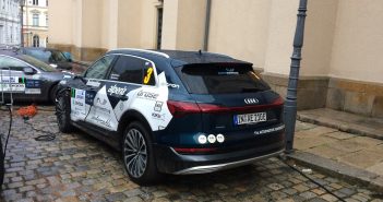 Komisaři FIA opět ovlivnili výsledky soutěže poháru e-Rally Audi e-tron na ECO energy Rally Bohemia nabíjení - zezadu