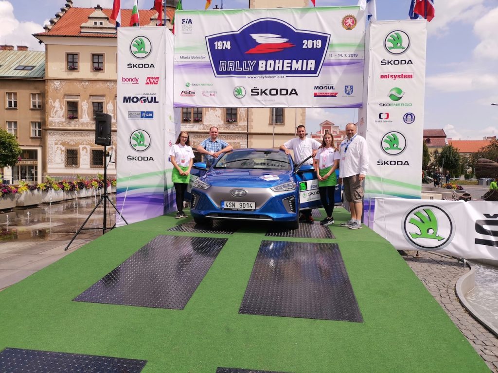 Hyundai Ioniq Electric #EcoRallyTeamCZ na cílové rampě