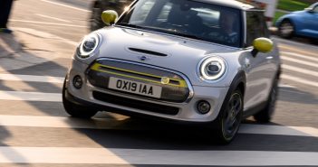 Mini představilo elektromobil Cooper SE s technikou BMW i3S Mini Cooper SE - zepředu při jízdě