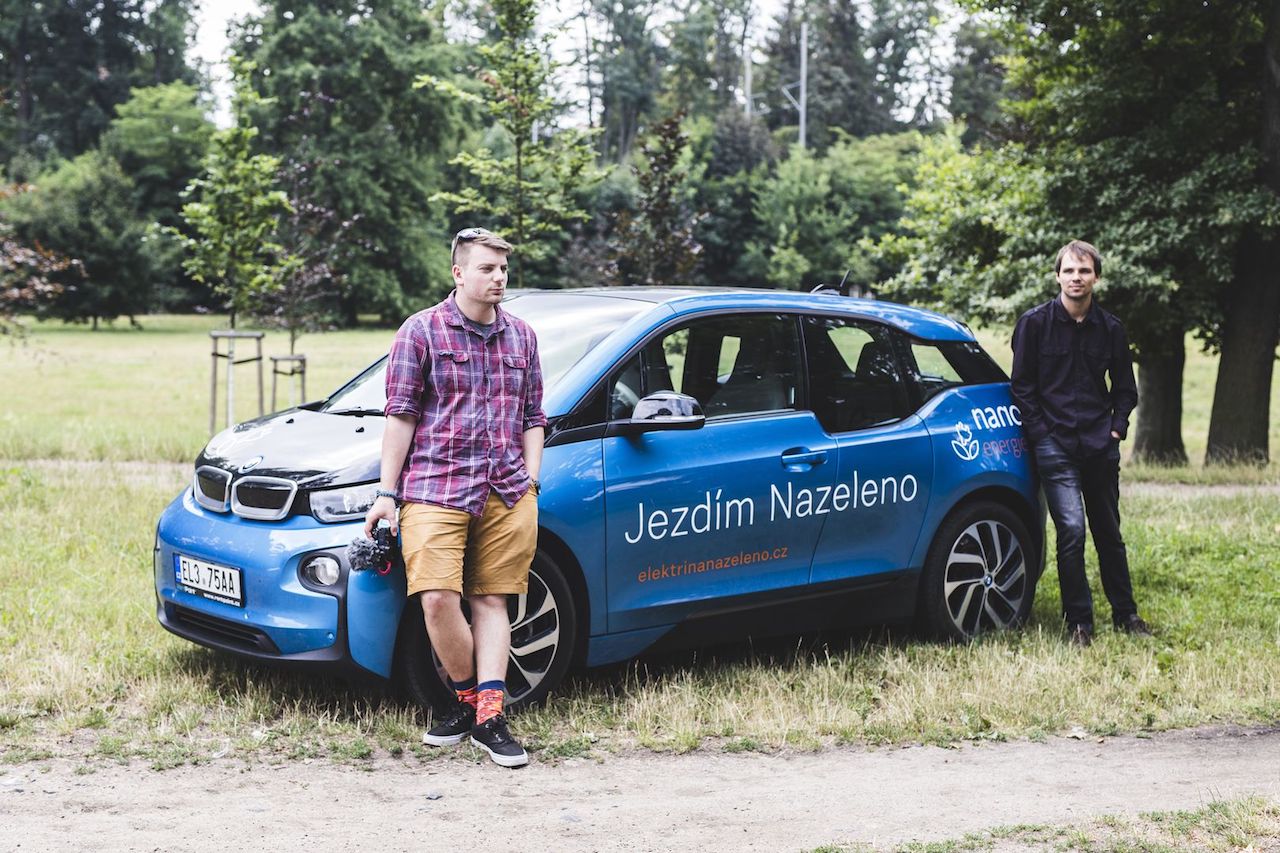 Zelenáči Jíja a Tomáš u BMW i3