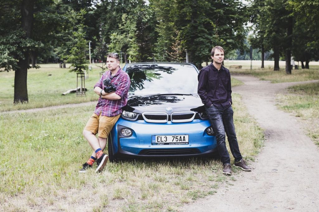 Zelenáči Tomáš a Jíja u BMW i3