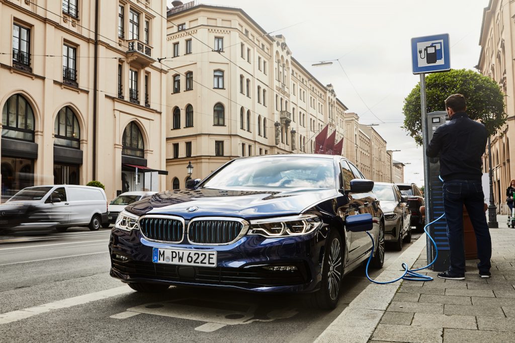 BMW 530e Sedan - plug-in hybrid - zepředu