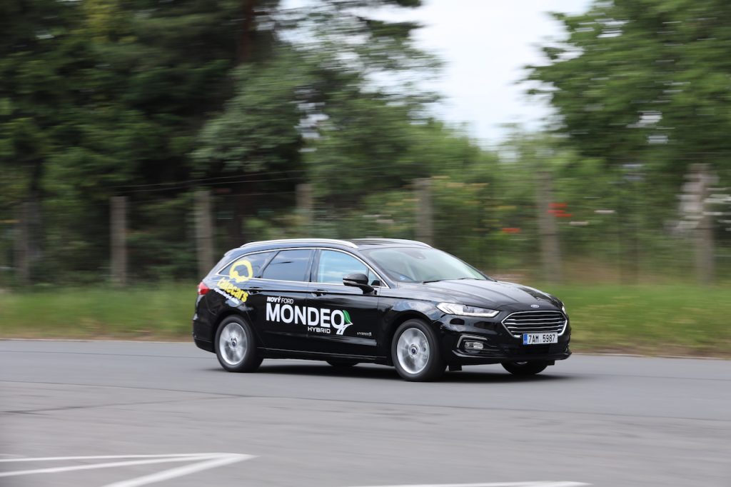 Ford Mondeo HEV (hybrid) - během jízdy