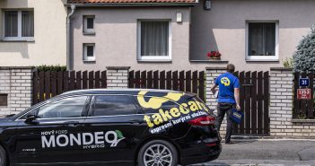 Ford Mondeo HEV (hybrid) se osvědčil jako kurýr v Praze Ford Mondeo HEV (hybrid) a kurýr firmy Takecars