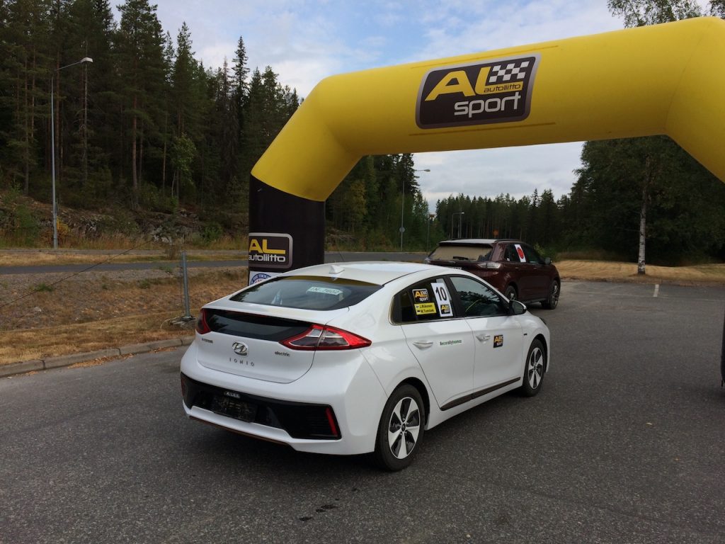 Hyundai Ioniq Electric - #EcoRallyTeamCZ na startu EcoRun 1000 jezer - zezadu