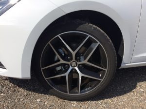 SEAT Leon ST 1,5 TGI Evo FR - černo-stříbrné 18" kolo