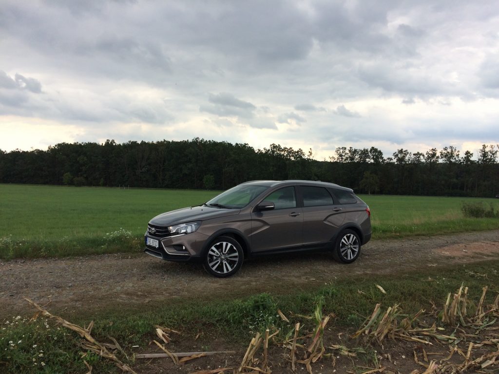 Lada Vesta SW Cross - z boku