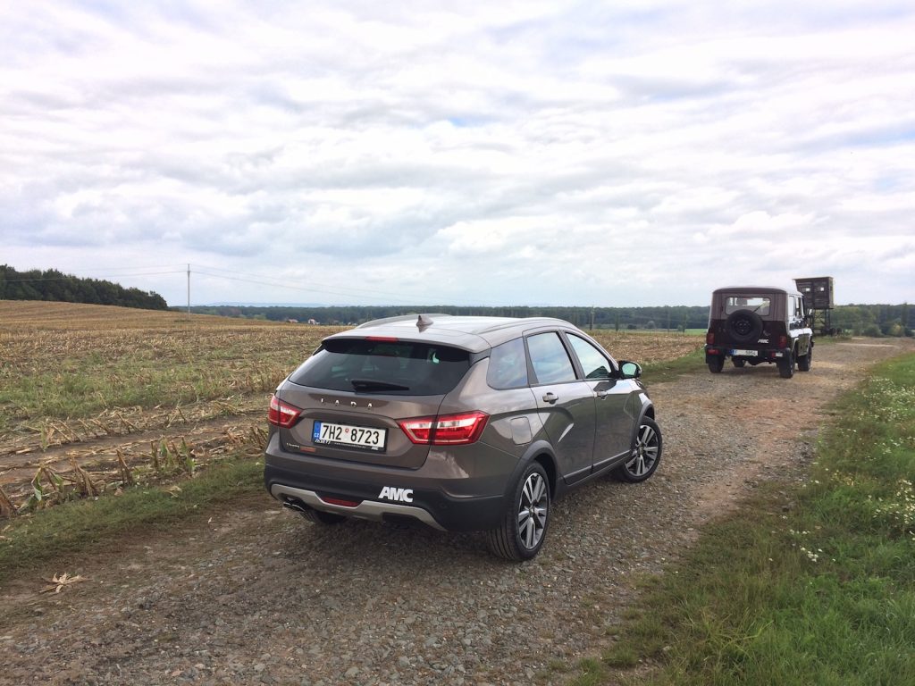 Lada Vesta SW Cross - zezadu - polní cesta - UAZ Hunter