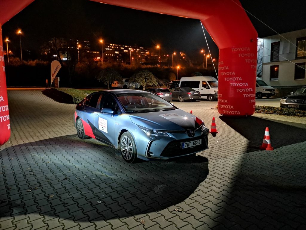 24h Toyota Eco Race - Toyota Corola Hybrid zepředu - #EcoRallyTeamCZ