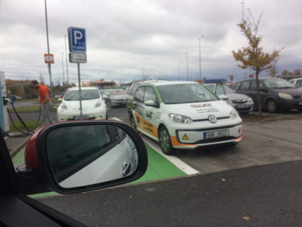 E-Challenge 2019 #EcoRallyTeamCZ - druhé nabíjení - Ostrava - stridani s Volkswagen e-Up