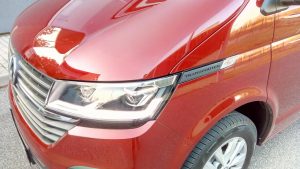 Volkswagen T6.1 Transporter - název u světla