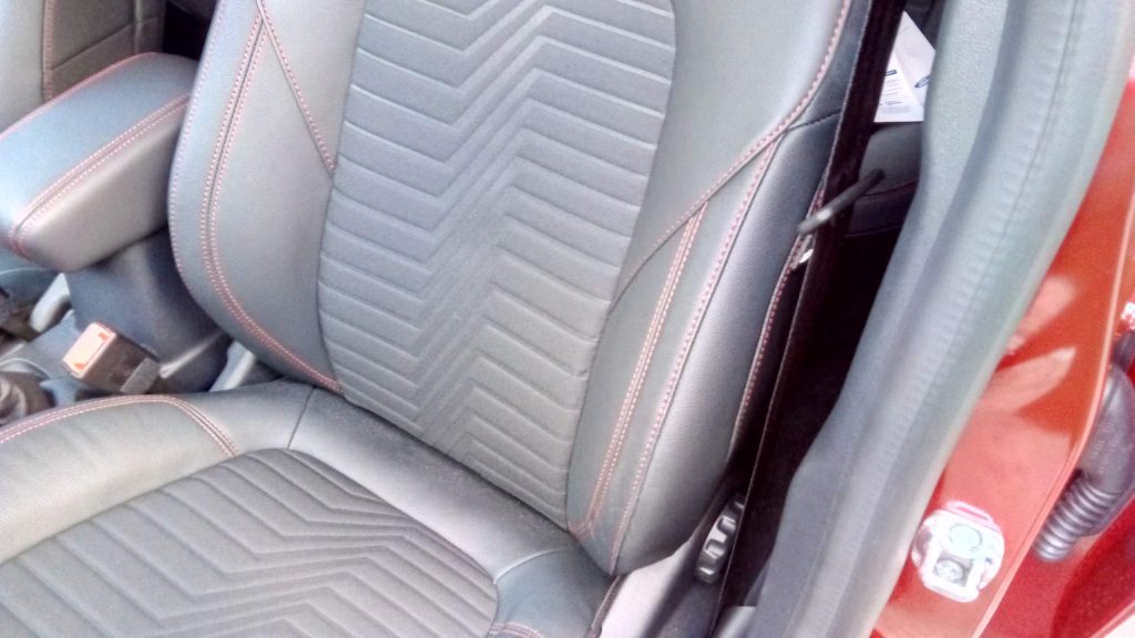 Ford Puma Hybrid - sedačka, boční vedení