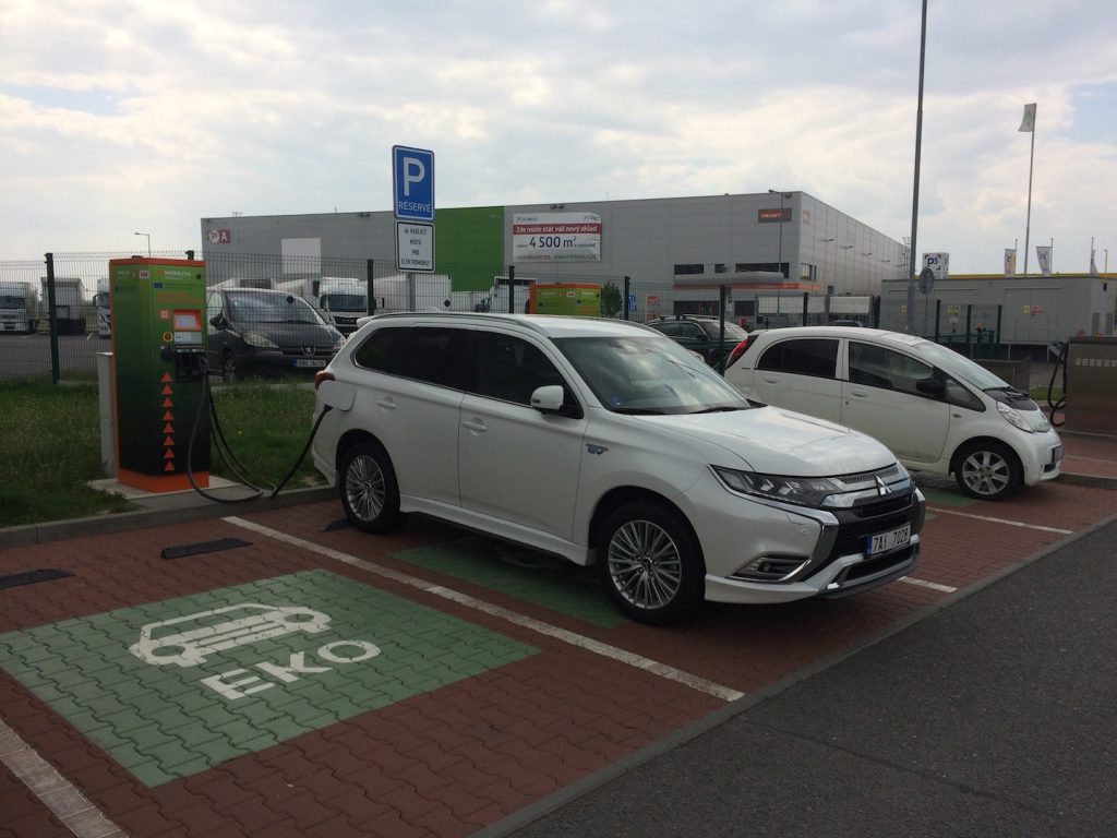 Mitsubishi Outlander PHEV MY19 - rychlonabíjecí stanice