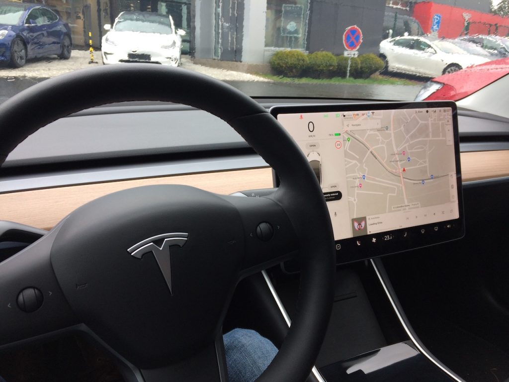 Tesla Model 3 - interiér