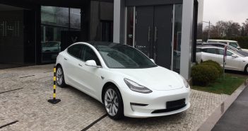 Tesla Model 3 Performance – první svezení Tesla Model 3 - před Tesla Praha