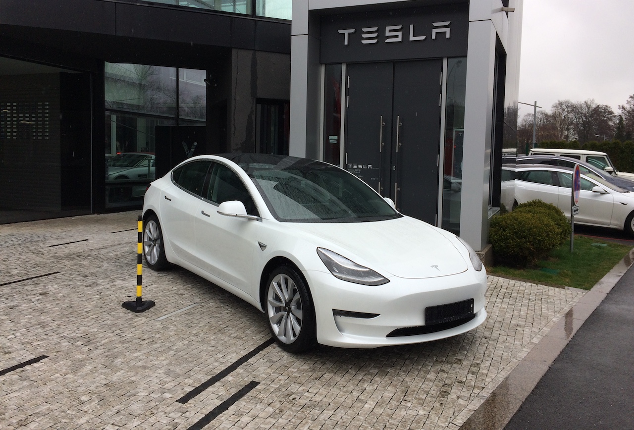 Tesla Model 3 - před Tesla Praha