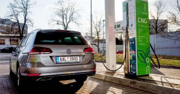 Podle FIA je BioCNG nejčistší palivo, innogy jej prosazuje v Česku Auto u CNG stanice innogy