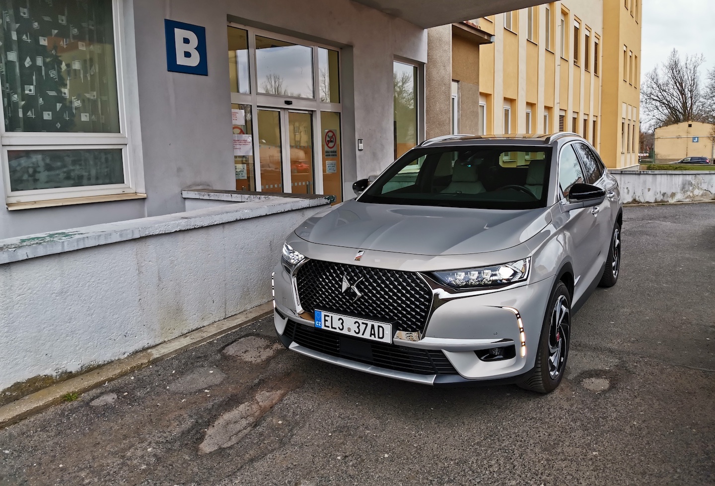 DS7 Crossback E-tense 4x4 - Nemocnice Cheb - zepředu