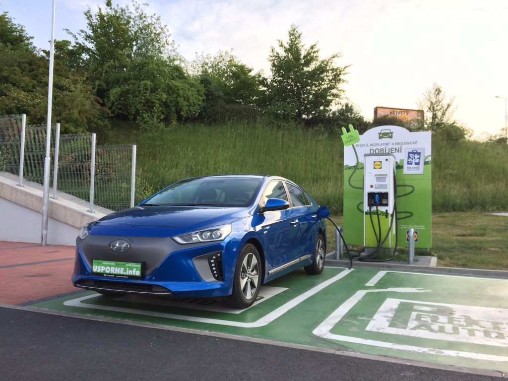 Hyundai Ioniq Electric - nabíjení během nákupu