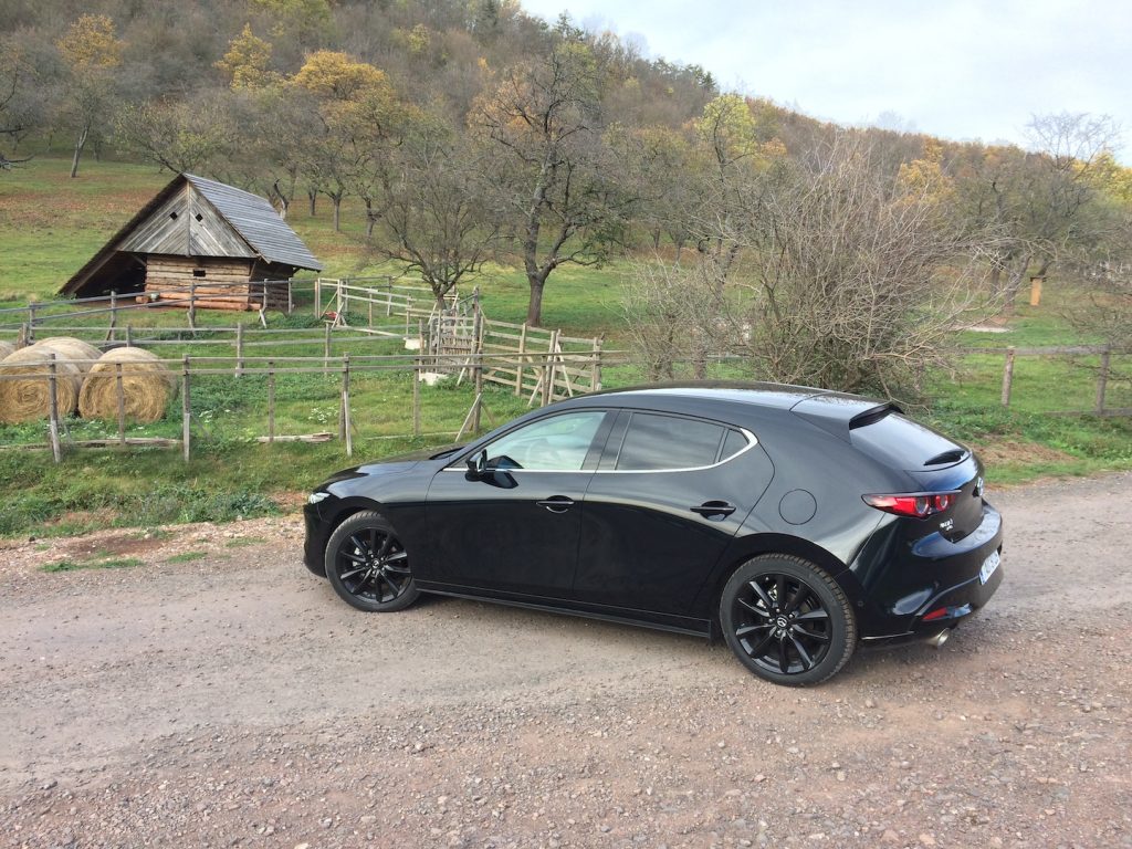 Mazda 3 Skyactiv X - z boku