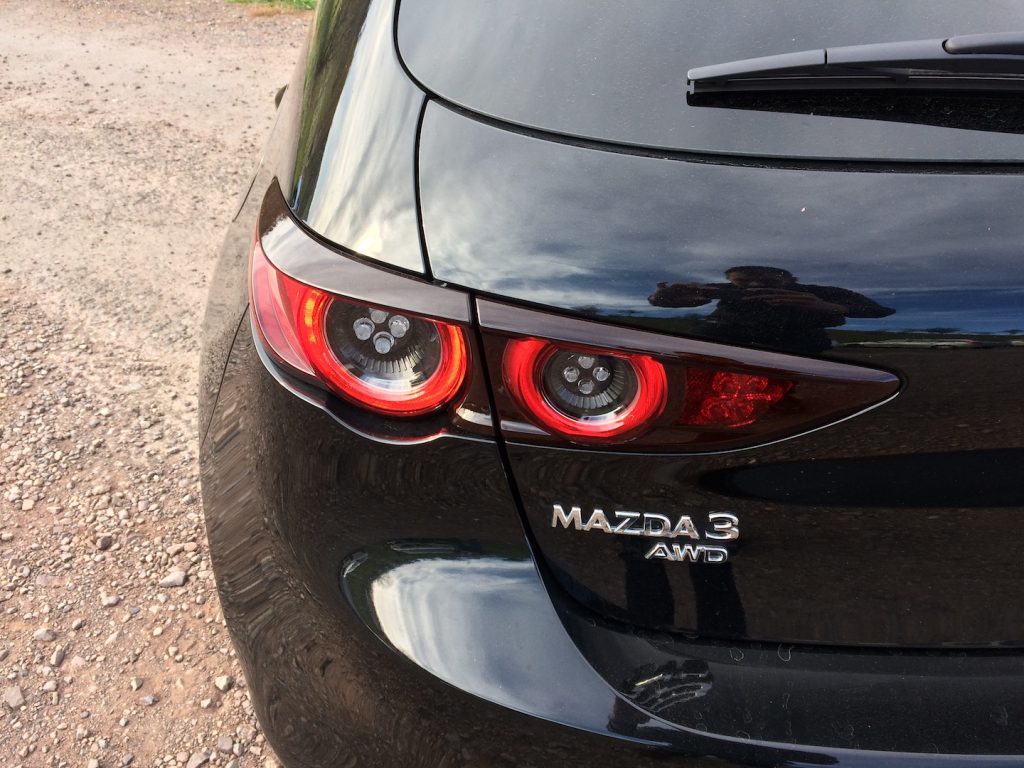 Mazda 3 Skyactiv X - zadní světlo, plaketka AWD