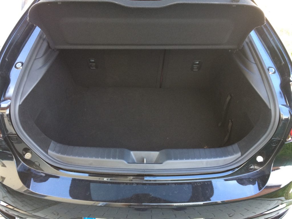 Mazda 3 Skyactiv X - zavazadlový prostor