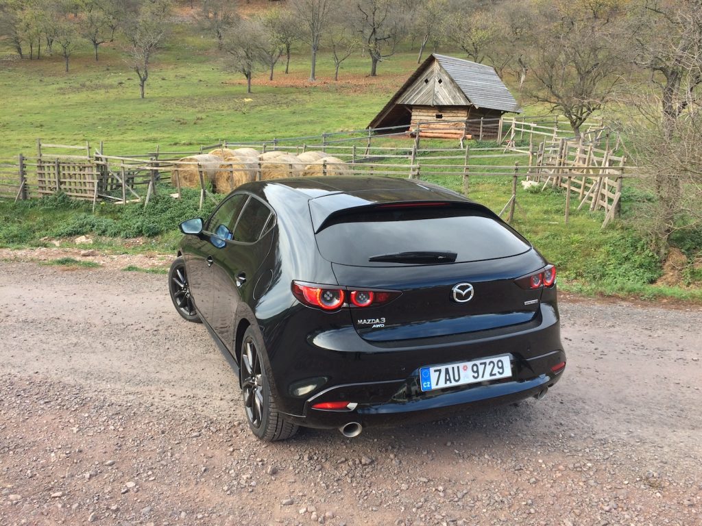 Mazda 3 Skyactiv X - zezadu