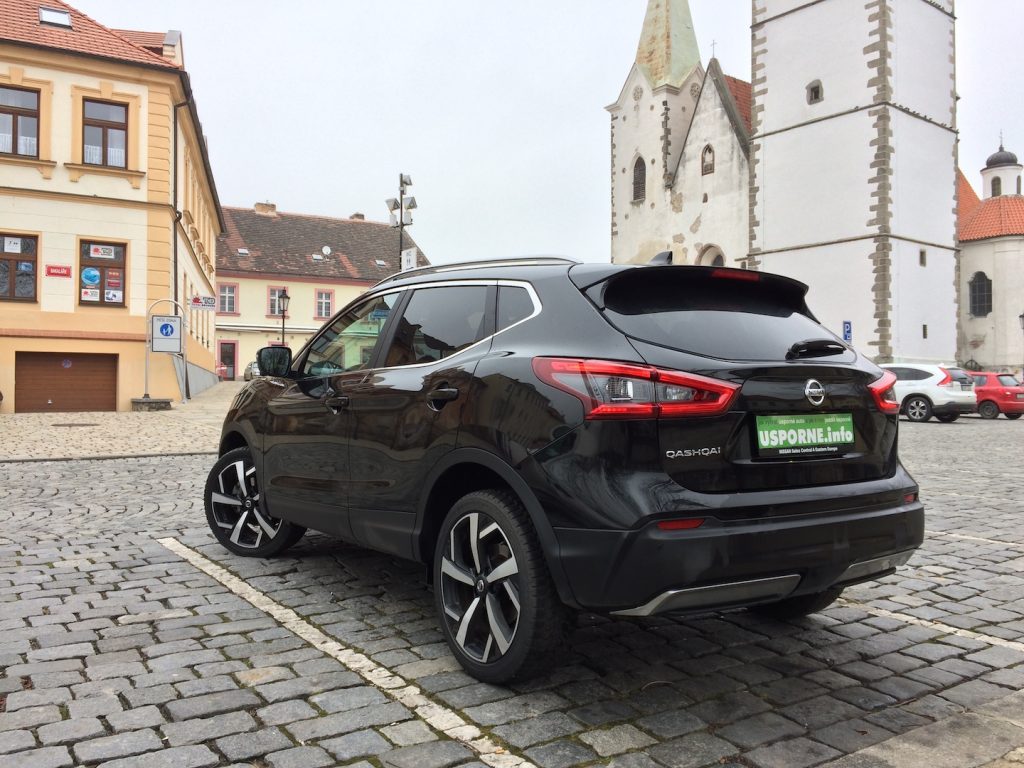 Nissan Qashqai 1,6 DIG-T 120 kW - z boku