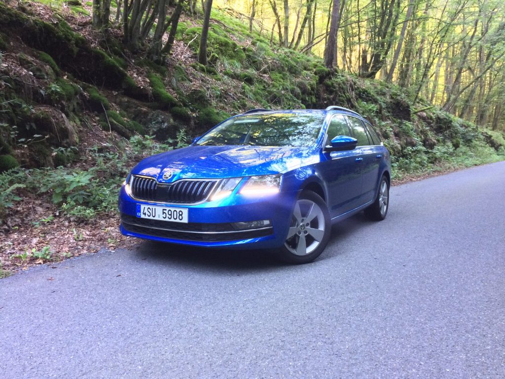 Škoda Octavia Combi 1.5 G-TEC 96 kW DSG - zepředu, svítící světla