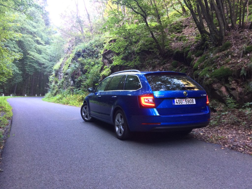 Škoda Octavia Combi 1.5 G-TEC 96 kW DSG - zezadu, svítící světla