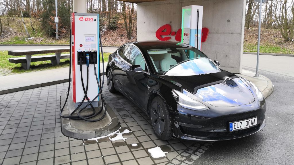 Tesla Model 3 na stanici E.ON, Foto: Jiří Korec