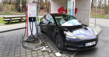 GALERIE: Jak elektromobily pomáhaly rozvážet Covmask Tesla Model 3 na stanici E.ON, Foto: Jiří Korec