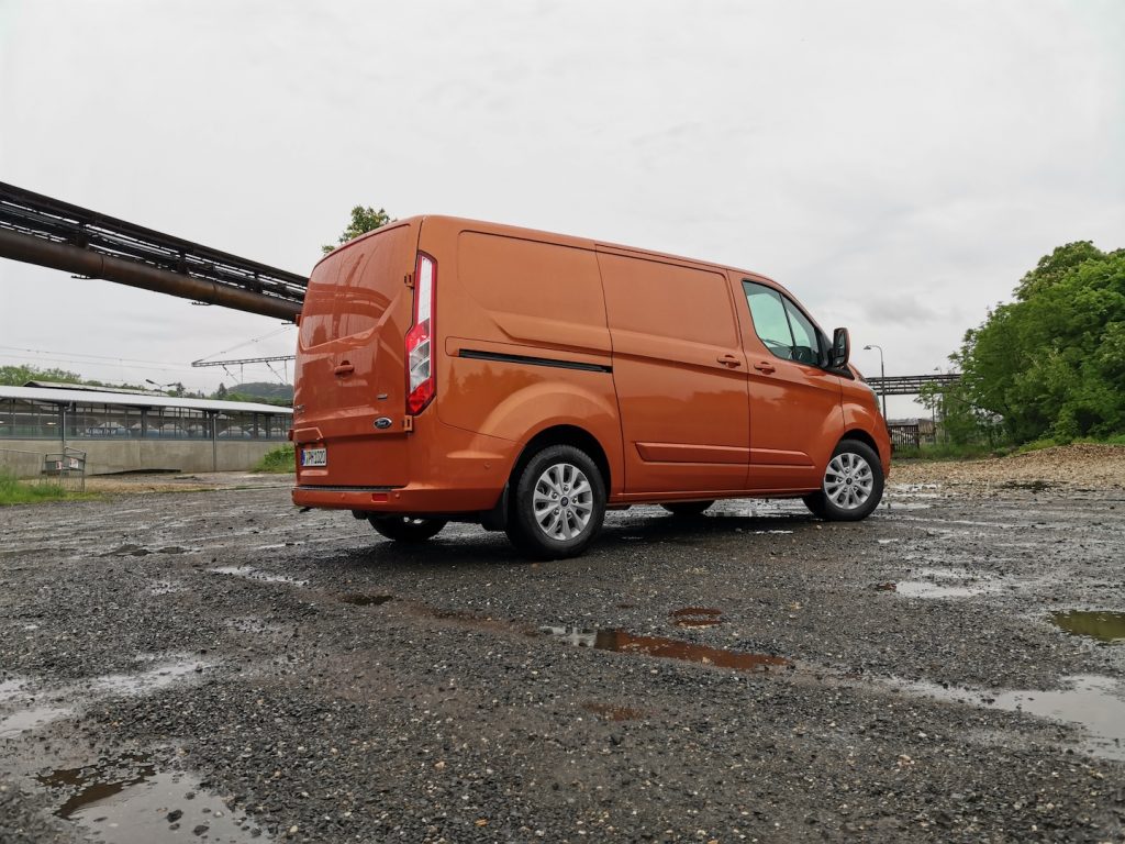 Ford Transit Custom PHEV (plug-in hybrid) z boku