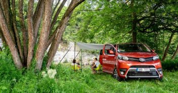 Dovolenou v Česku stráví 60 procent Čechů, s novou Toyotou můžete projet Česko zdarma Cestování po Česku, Toyota Proce Verso Wanderer