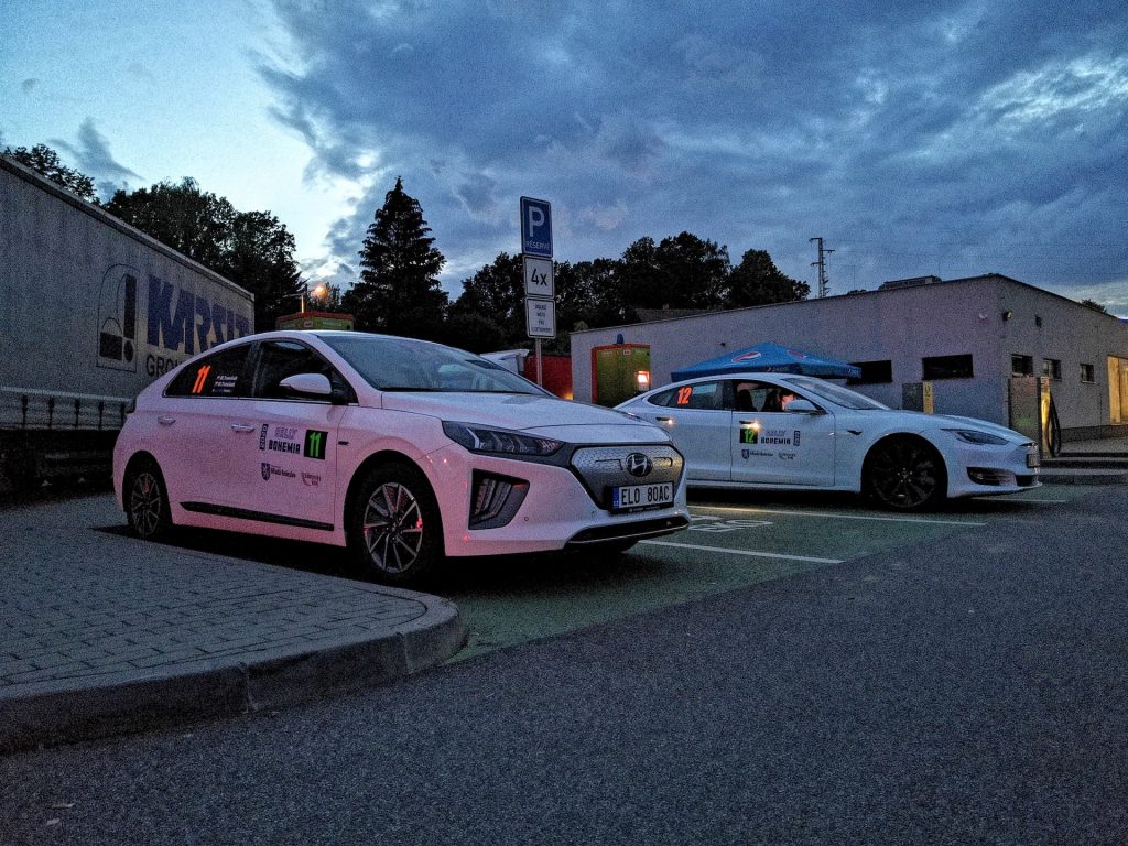 Hyundai Ioniq a Tesla Model S na Eco Energy Rally Bohemia 2020