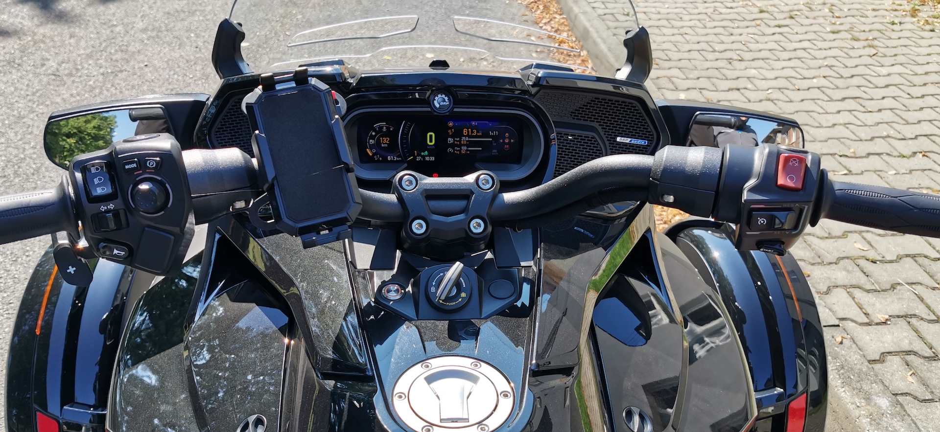 Cam-Am Spyder F3-LTD ACE 1330, pohled řidiče