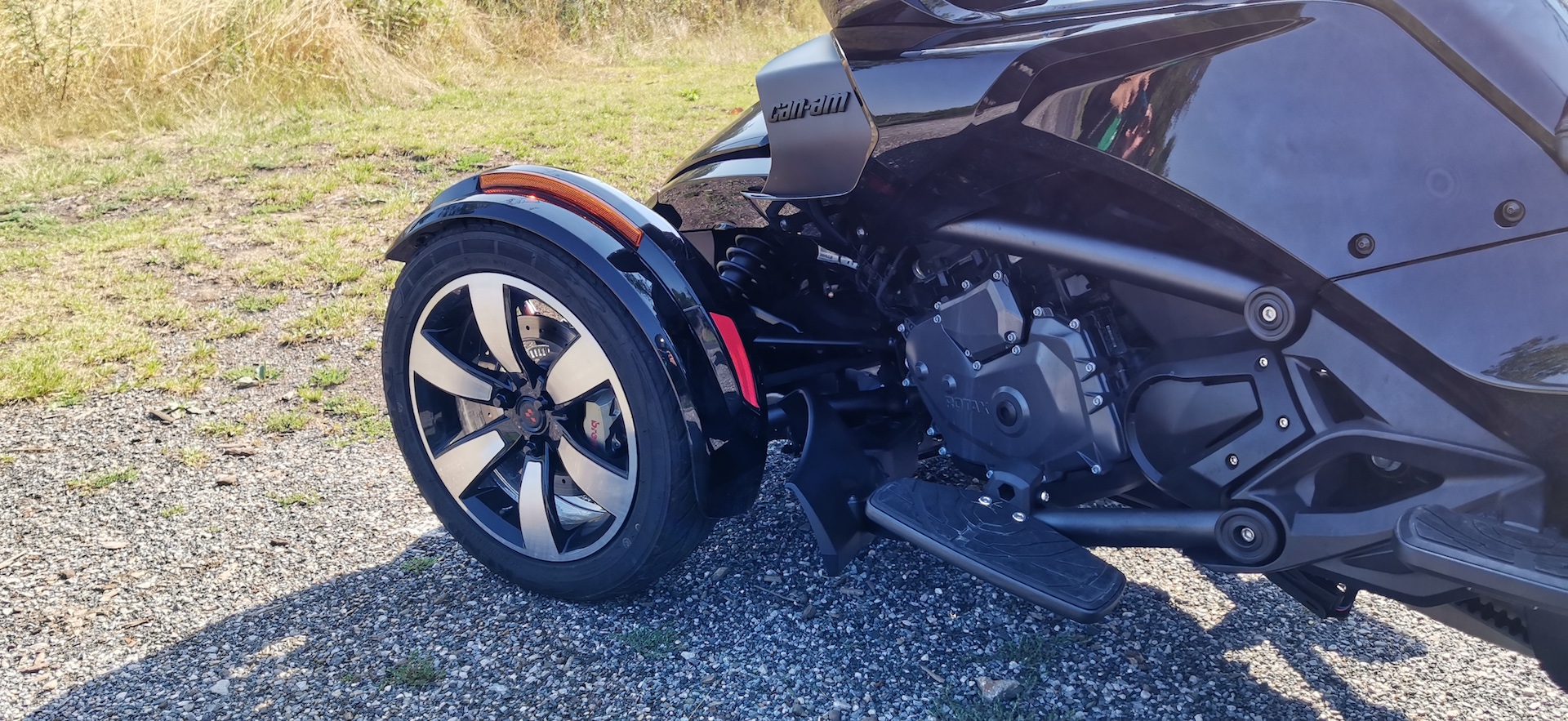 Cam-Am Spyder F3-LTD ACE 1330, přední kola