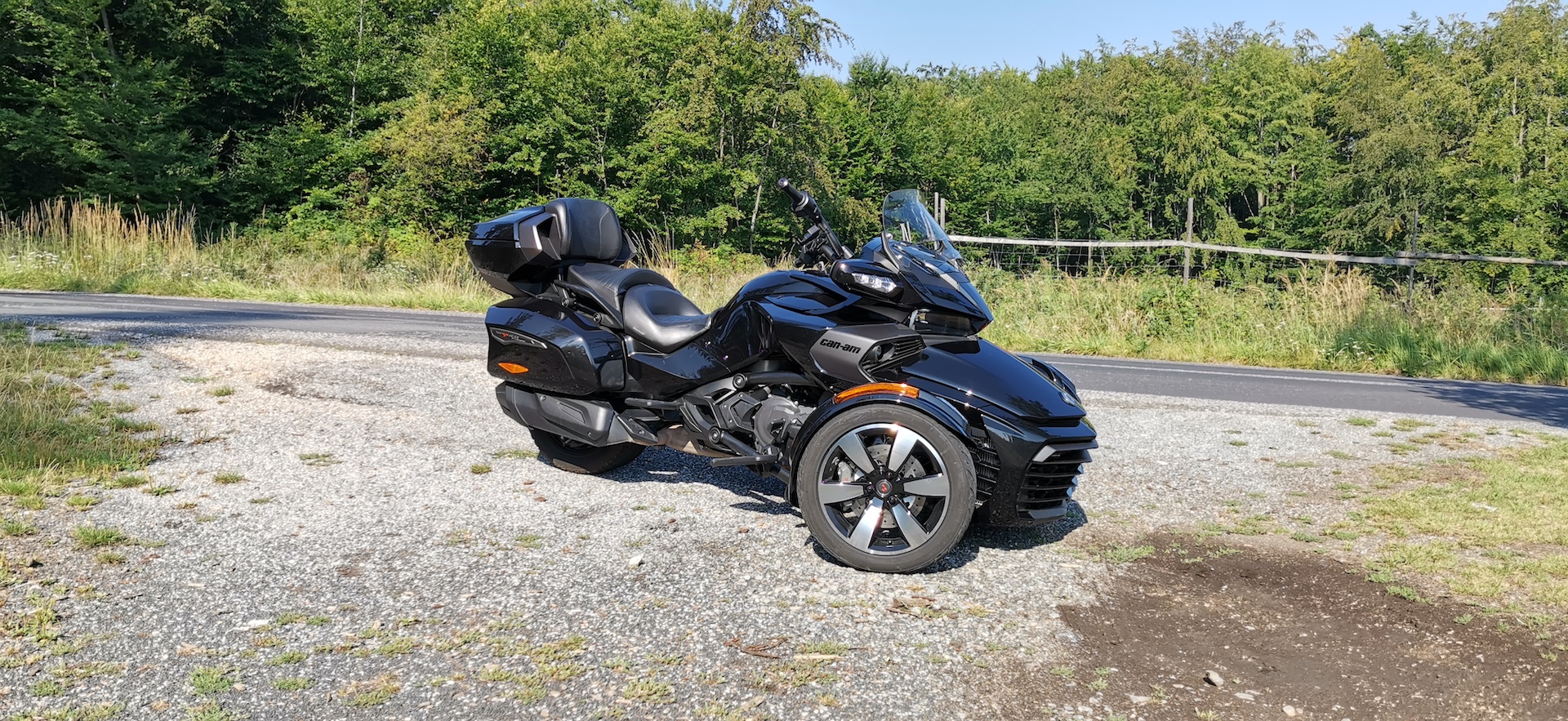 Cam-Am Spyder F3-LTD ACE 1330, z boku