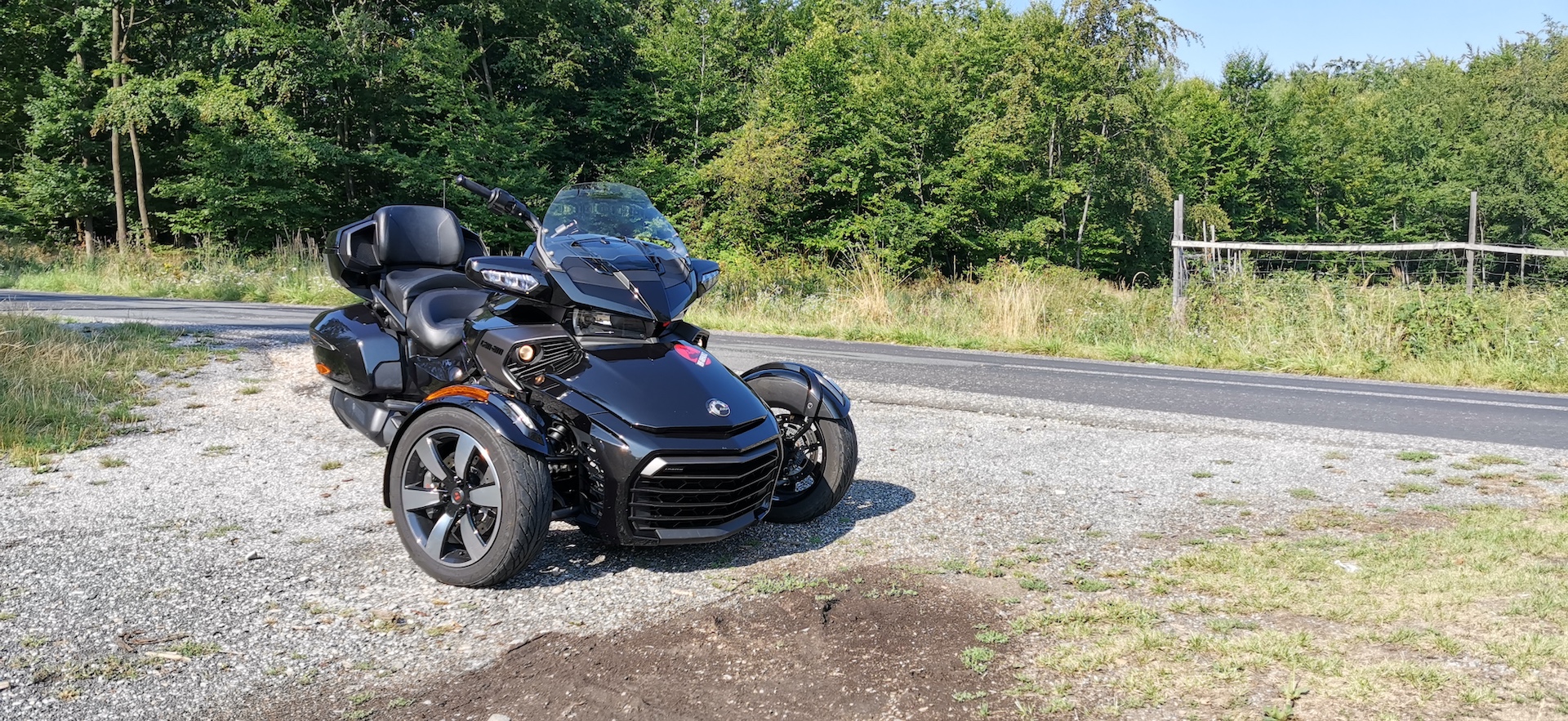 Cam-Am Spyder F3-LTD ACE 1330, zepředu