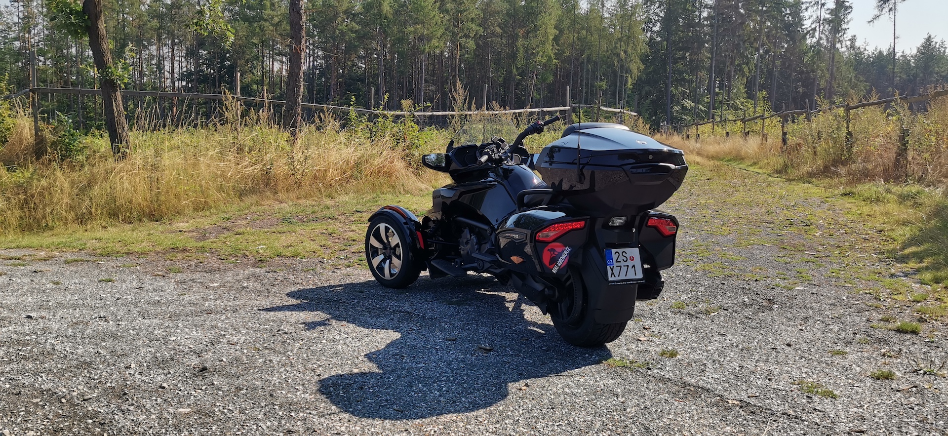 Cam-Am Spyder F3-LTD ACE 1330, zezadu