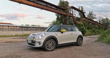 TEST: Elektromobil Mini Cooper S E – skutečná spotřeba Mini Cooper S E - z boku