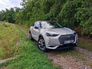 DS 3 Crossback E-Tense - zepředu / z boku