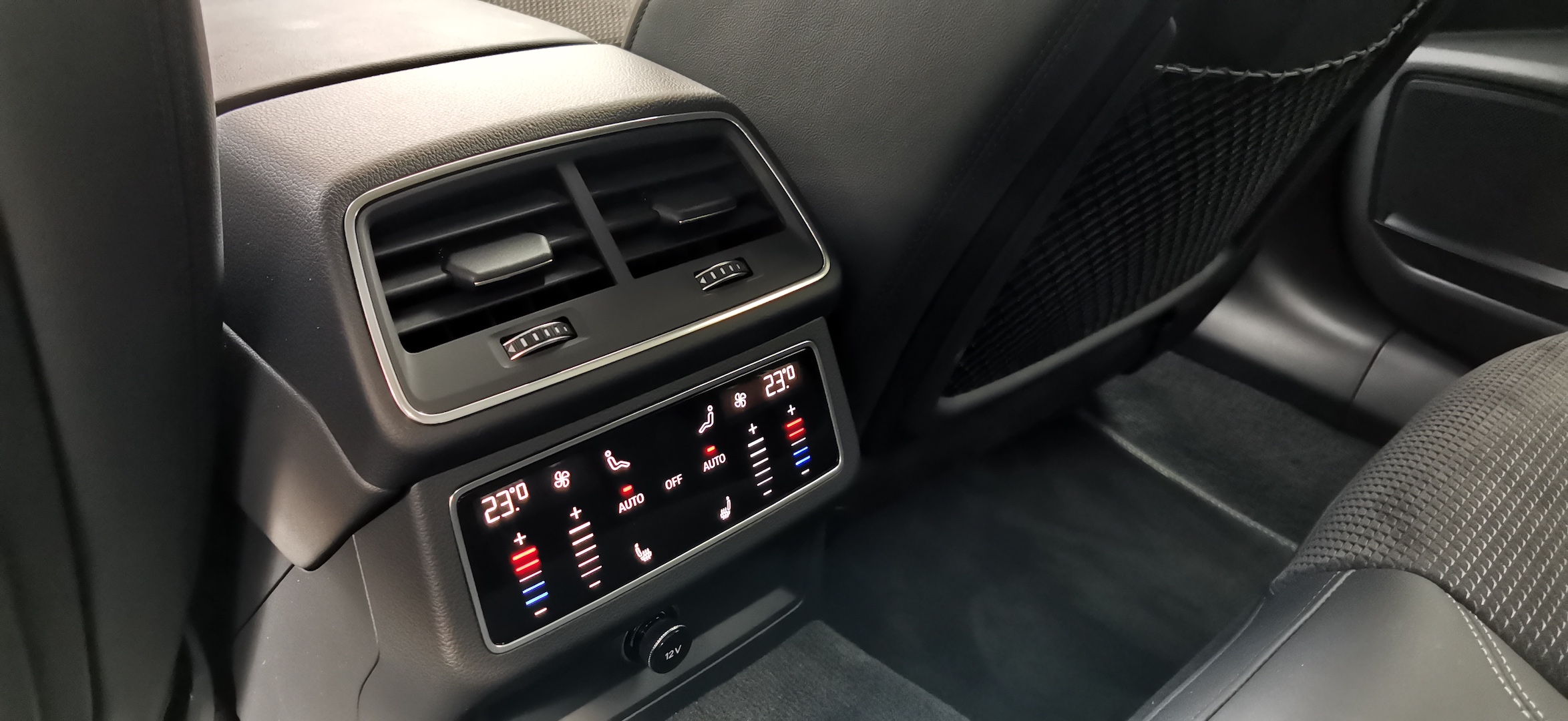 Audi A7 Sportback 55 TFSI e Quattro - klimatizace vzadu