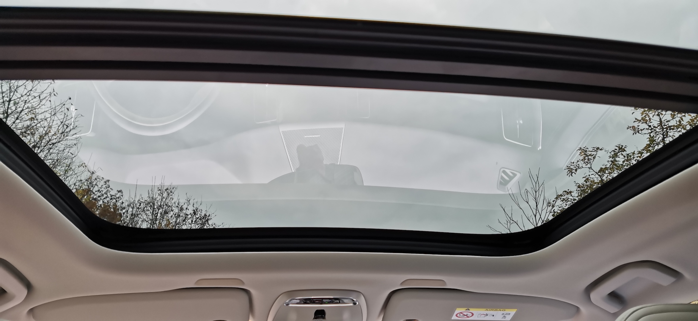 Volvo XC60 T6 AWD Recharge - střešní okno
